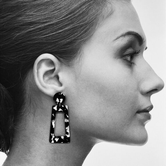 "Kelley" NEW  Black White Dangle Acrylic Geometric Statement Fashion Ear… - Picture 3 of 3